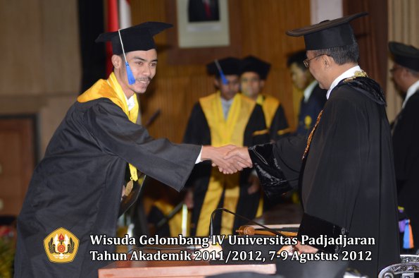 wisuda-unpad-gel-iv-2011_2012-fakultas-isip-oleh-rektor-217