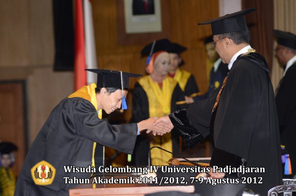 wisuda-unpad-gel-iv-2011_2012-fakultas-isip-oleh-rektor-220