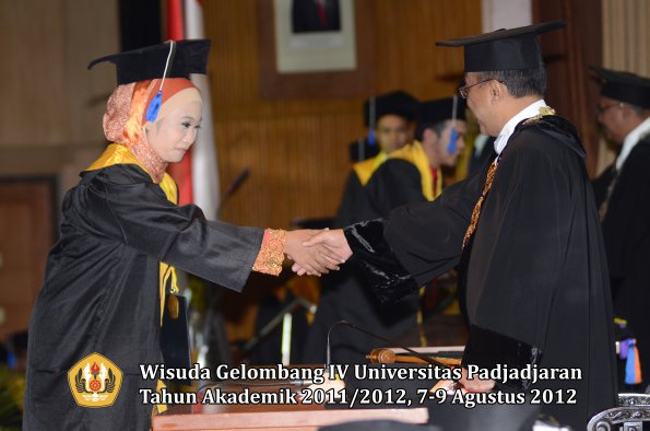 wisuda-unpad-gel-iv-2011_2012-fakultas-isip-oleh-rektor-221