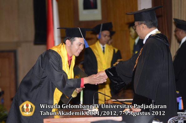 wisuda-unpad-gel-iv-2011_2012-fakultas-isip-oleh-rektor-222