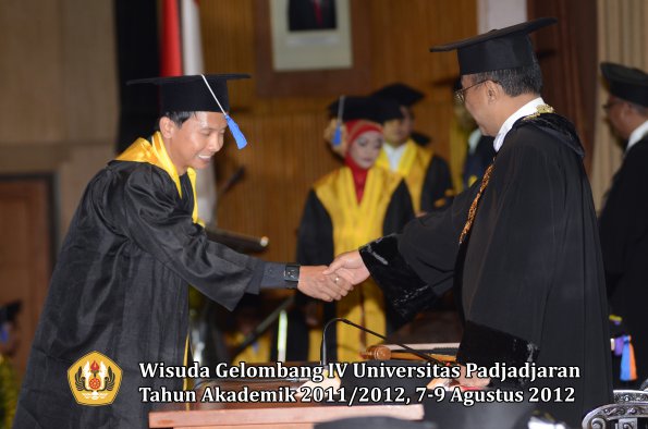 wisuda-unpad-gel-iv-2011_2012-fakultas-isip-oleh-rektor-224