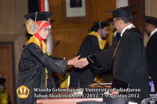 wisuda-unpad-gel-iv-2011_2012-fakultas-isip-oleh-rektor-225