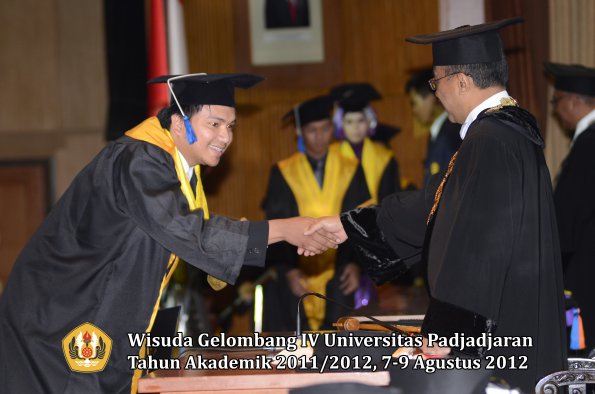 wisuda-unpad-gel-iv-2011_2012-fakultas-isip-oleh-rektor-226