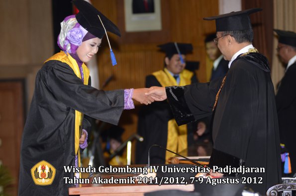 wisuda-unpad-gel-iv-2011_2012-fakultas-isip-oleh-rektor-228