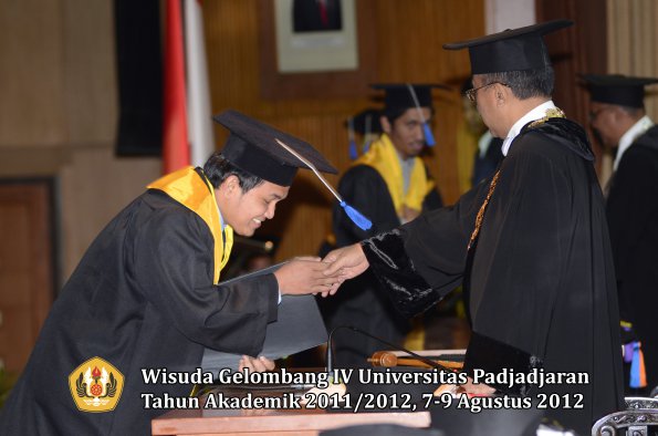 wisuda-unpad-gel-iv-2011_2012-fakultas-isip-oleh-rektor-229