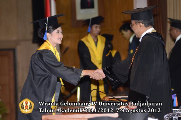 wisuda-unpad-gel-iv-2011_2012-fakultas-isip-oleh-rektor-231