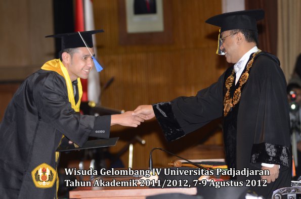 wisuda-unpad-gel-iv-2011_2012-fakultas-isip-oleh-rektor-234