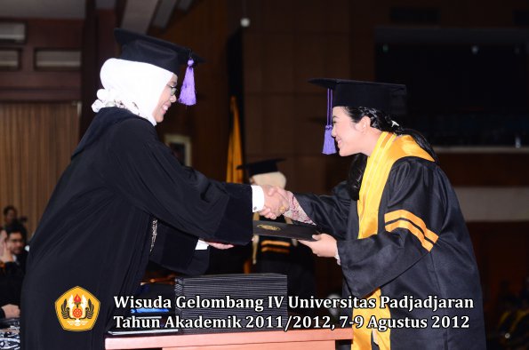 wisuda-unpad-gel-iv-2011_2012-fakultas-psikologi-oleh-dekan-007