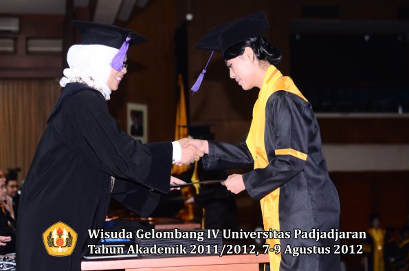 wisuda-unpad-gel-iv-2011_2012-fakultas-psikologi-oleh-dekan-023