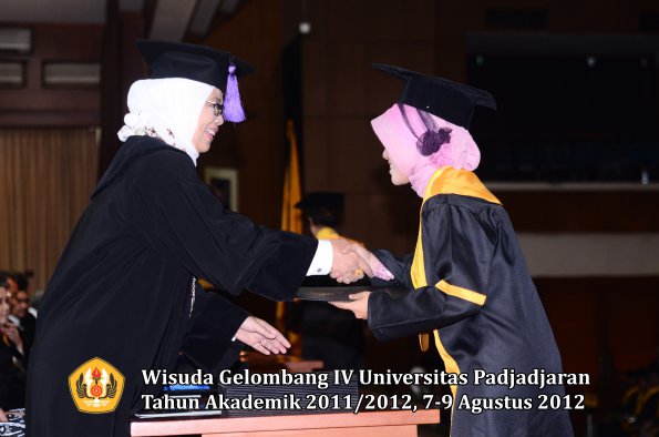 wisuda-unpad-gel-iv-2011_2012-fakultas-psikologi-oleh-dekan-024