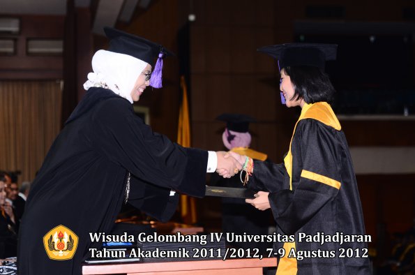 wisuda-unpad-gel-iv-2011_2012-fakultas-psikologi-oleh-dekan-025