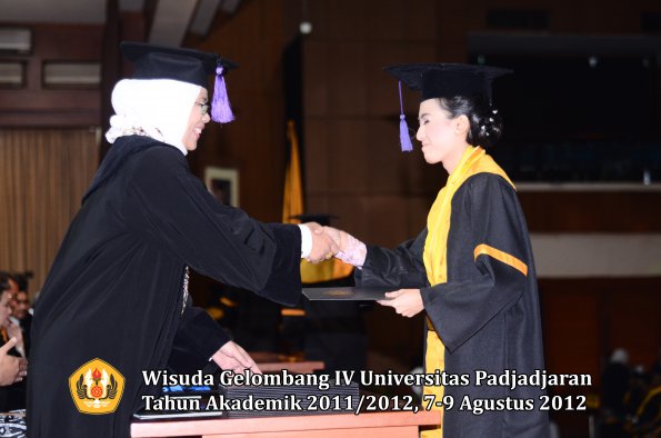 wisuda-unpad-gel-iv-2011_2012-fakultas-psikologi-oleh-dekan-028