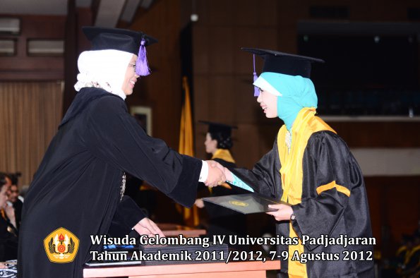 wisuda-unpad-gel-iv-2011_2012-fakultas-psikologi-oleh-dekan-029