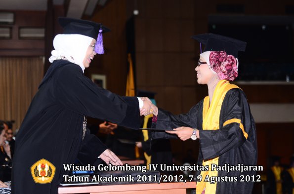 wisuda-unpad-gel-iv-2011_2012-fakultas-psikologi-oleh-dekan-030