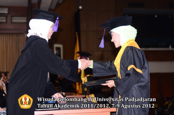 wisuda-unpad-gel-iv-2011_2012-fakultas-psikologi-oleh-dekan-031