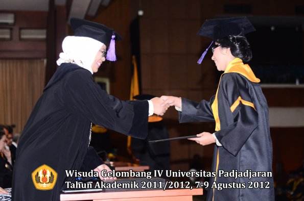 wisuda-unpad-gel-iv-2011_2012-fakultas-psikologi-oleh-dekan-032