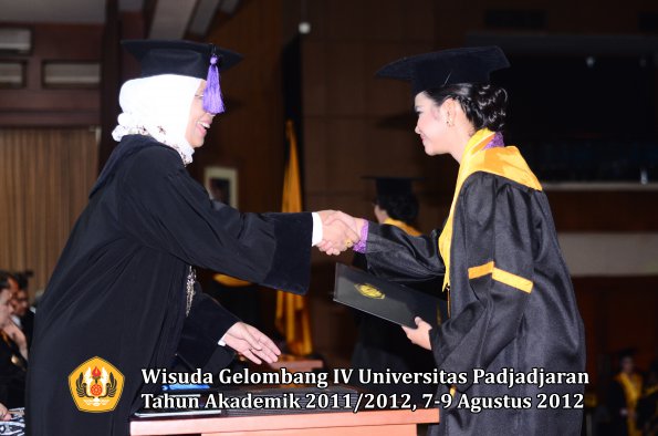 wisuda-unpad-gel-iv-2011_2012-fakultas-psikologi-oleh-dekan-033