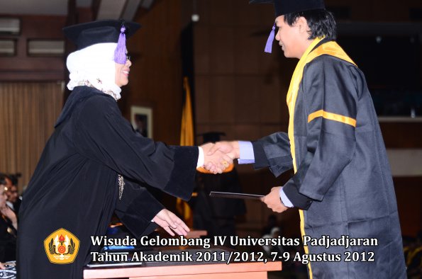 wisuda-unpad-gel-iv-2011_2012-fakultas-psikologi-oleh-dekan-034