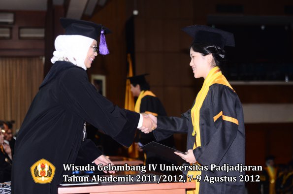 wisuda-unpad-gel-iv-2011_2012-fakultas-psikologi-oleh-dekan-035