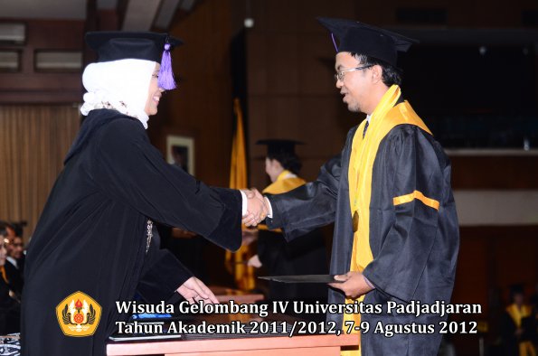 wisuda-unpad-gel-iv-2011_2012-fakultas-psikologi-oleh-dekan-037