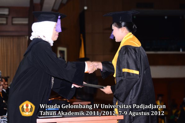 wisuda-unpad-gel-iv-2011_2012-fakultas-psikologi-oleh-dekan-038