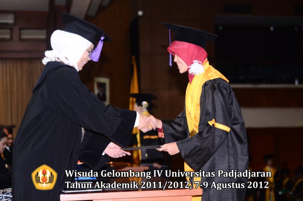 wisuda-unpad-gel-iv-2011_2012-fakultas-psikologi-oleh-dekan-040