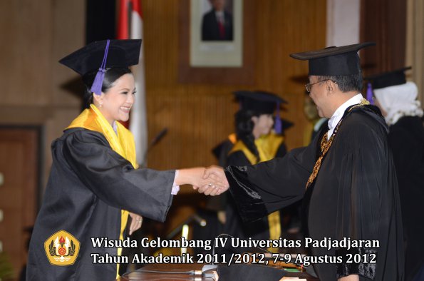 wisuda-unpad-gel-iv-2011_2012-fakultas-psikologi-oleh-rektor-003