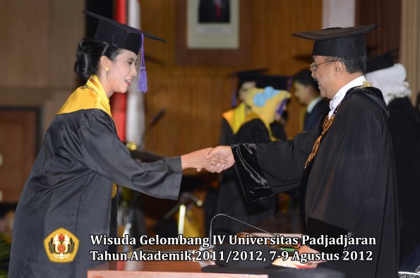 wisuda-unpad-gel-iv-2011_2012-fakultas-psikologi-oleh-rektor-010