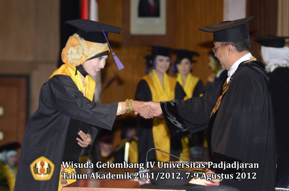 wisuda-unpad-gel-iv-2011_2012-fakultas-psikologi-oleh-rektor-018