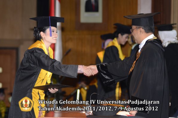 wisuda-unpad-gel-iv-2011_2012-fakultas-psikologi-oleh-rektor-021