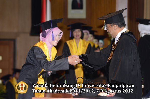 wisuda-unpad-gel-iv-2011_2012-fakultas-psikologi-oleh-rektor-023