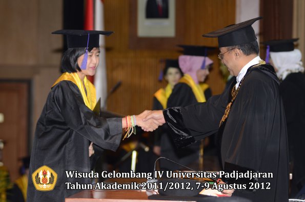 wisuda-unpad-gel-iv-2011_2012-fakultas-psikologi-oleh-rektor-024