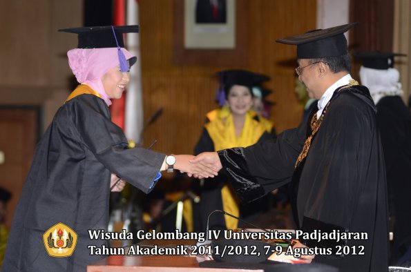 wisuda-unpad-gel-iv-2011_2012-fakultas-psikologi-oleh-rektor-025