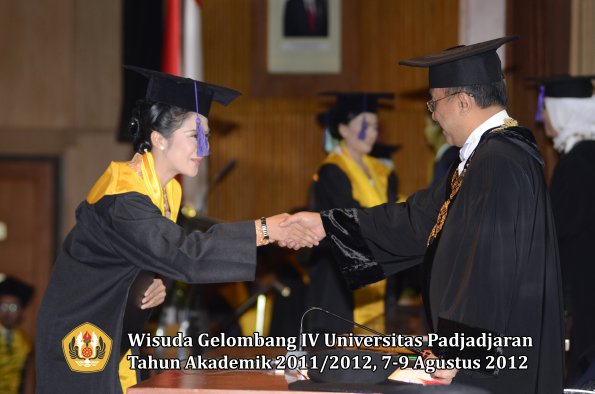 wisuda-unpad-gel-iv-2011_2012-fakultas-psikologi-oleh-rektor-026