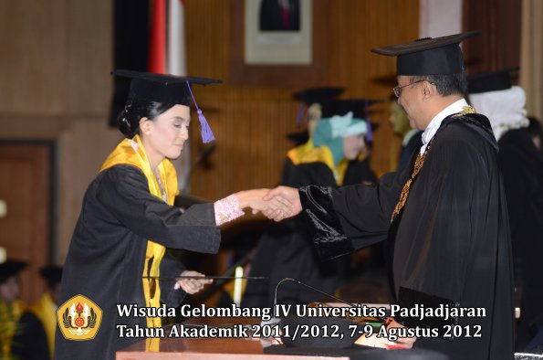 wisuda-unpad-gel-iv-2011_2012-fakultas-psikologi-oleh-rektor-027