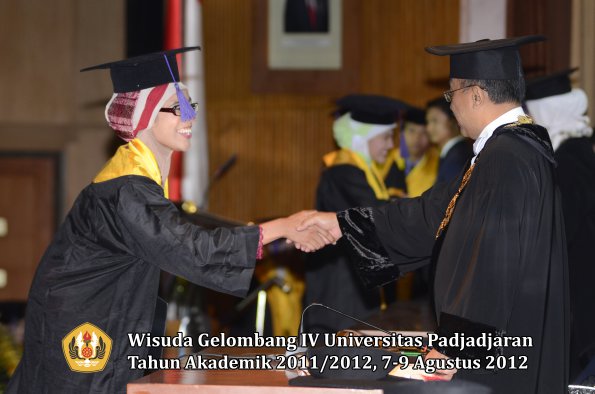 wisuda-unpad-gel-iv-2011_2012-fakultas-psikologi-oleh-rektor-029