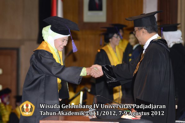 wisuda-unpad-gel-iv-2011_2012-fakultas-psikologi-oleh-rektor-030