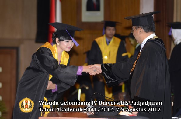 wisuda-unpad-gel-iv-2011_2012-fakultas-psikologi-oleh-rektor-032