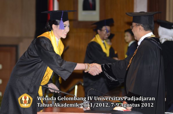 wisuda-unpad-gel-iv-2011_2012-fakultas-psikologi-oleh-rektor-035