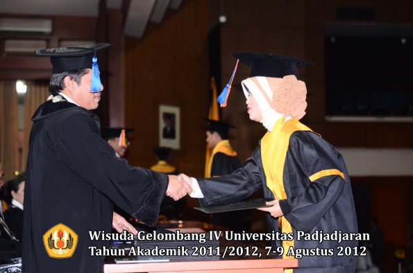 wisuda-unpad-gel-iv-2011_2012-fakultas-teknik-geologi-oleh-dekan-022