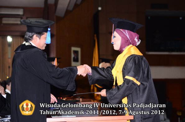 wisuda-unpad-gel-iv-2011_2012-fakultas-teknik-geologi-oleh-dekan-023