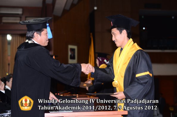 wisuda-unpad-gel-iv-2011_2012-fakultas-teknik-geologi-oleh-dekan-024