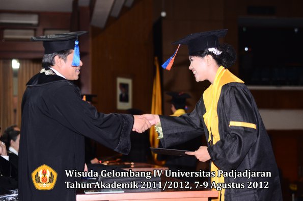 wisuda-unpad-gel-iv-2011_2012-fakultas-teknik-geologi-oleh-dekan-025