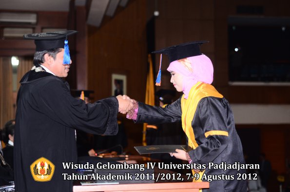 wisuda-unpad-gel-iv-2011_2012-fakultas-teknik-geologi-oleh-dekan-026