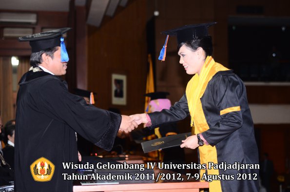 wisuda-unpad-gel-iv-2011_2012-fakultas-teknik-geologi-oleh-dekan-027