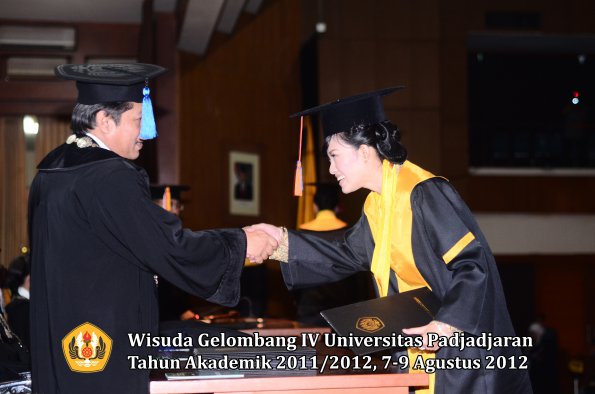 wisuda-unpad-gel-iv-2011_2012-fakultas-teknik-geologi-oleh-dekan-028