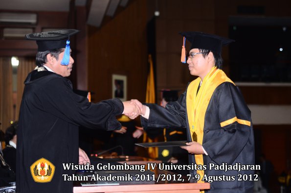 wisuda-unpad-gel-iv-2011_2012-fakultas-teknik-geologi-oleh-dekan-029