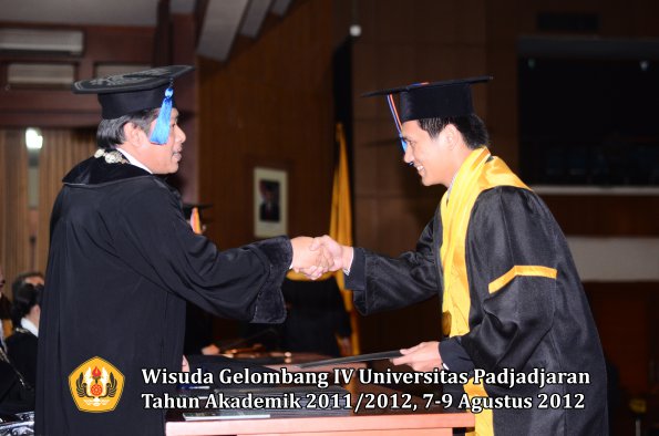 wisuda-unpad-gel-iv-2011_2012-fakultas-teknik-geologi-oleh-dekan-030