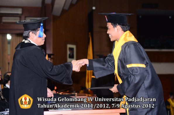 wisuda-unpad-gel-iv-2011_2012-fakultas-teknik-geologi-oleh-dekan-031