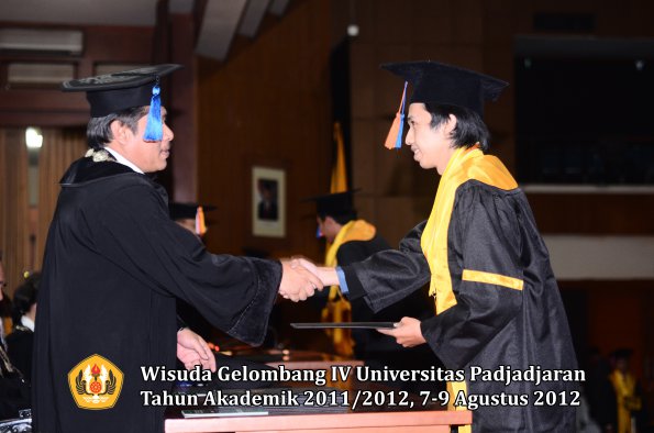 wisuda-unpad-gel-iv-2011_2012-fakultas-teknik-geologi-oleh-dekan-032